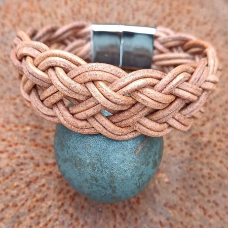 Leren armband plat gevlochten met 6 stringen van echt leer