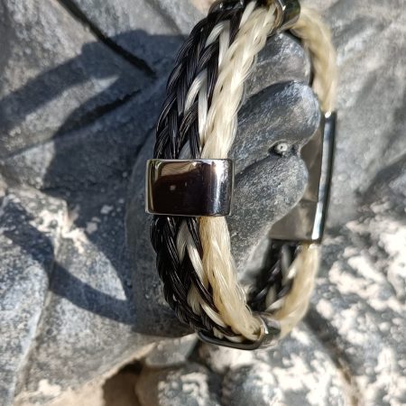 Paardenhaar armband gemaakt met 3 gevlochten vlechten