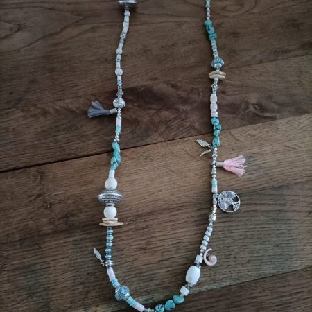 Kralen_ketting - hand gemaakt - met  bedels en leuke kwastjes