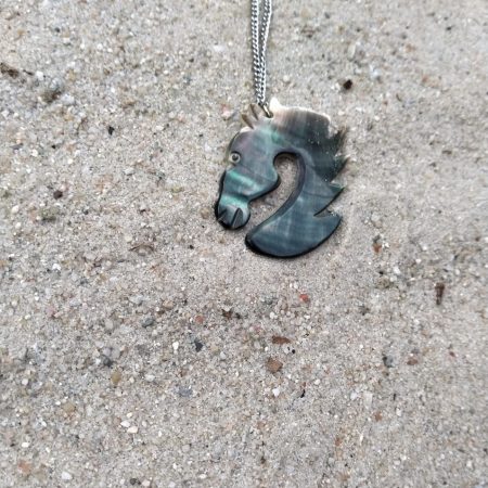 Schelp_ketting - paardenhoofd - van donkere schelp - hand gemaakt